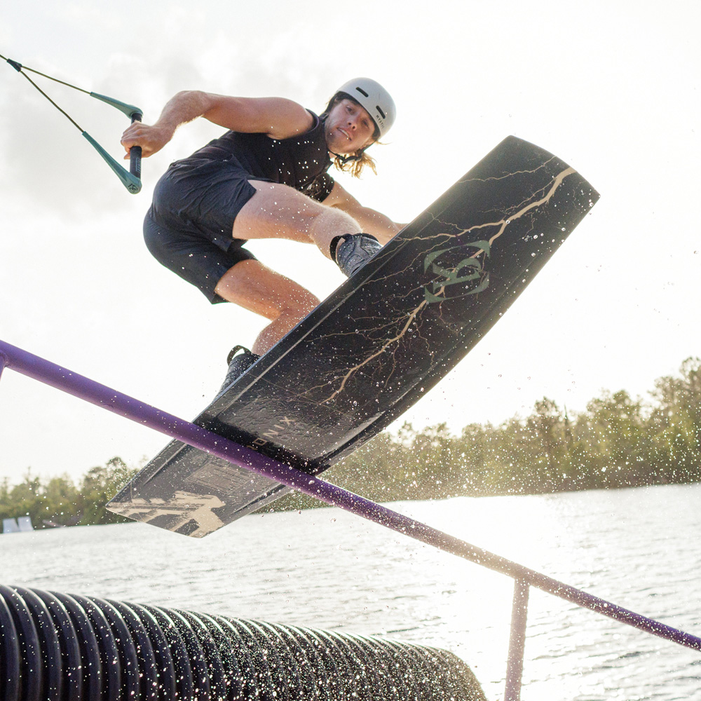 Ronix Utopia 147 cm ensemble de wakeboard avec chausses Parks 7