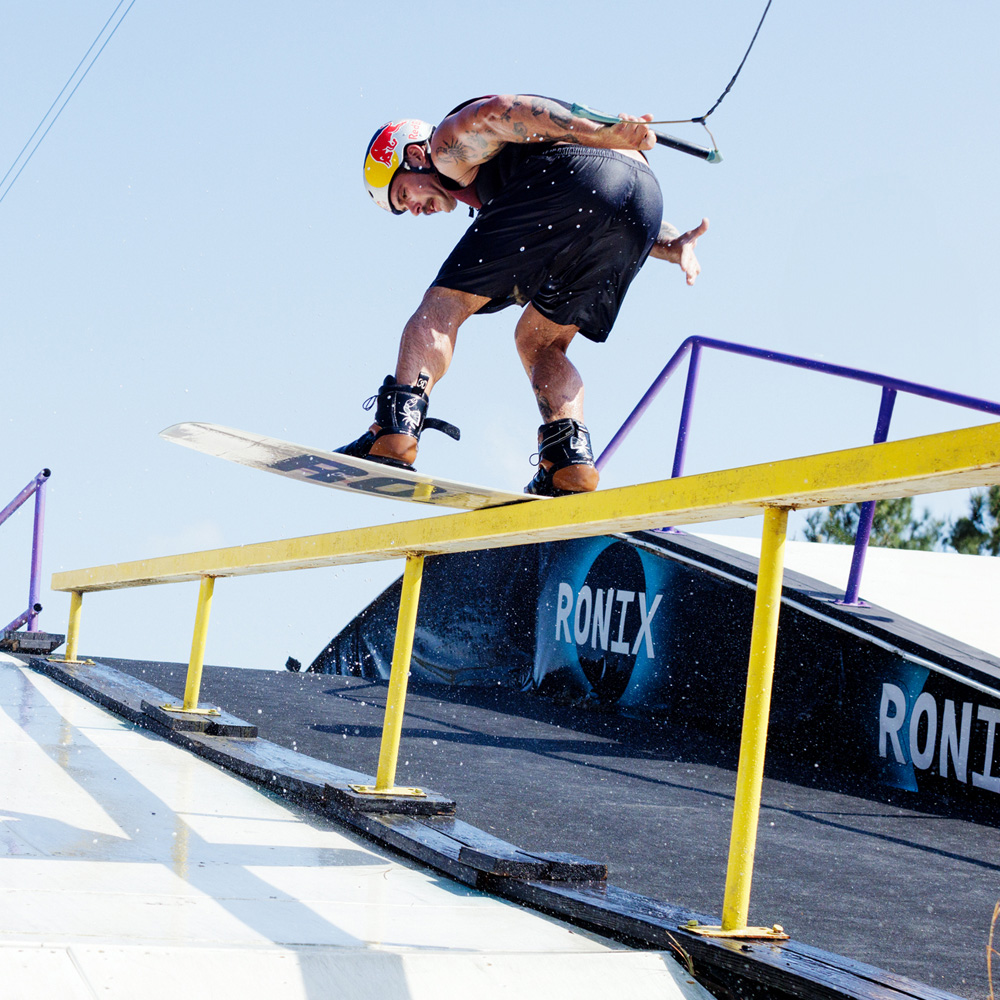 Ronix Pinpoint 147 cm ensemble de wakeboard avec chausses Kinetik 5