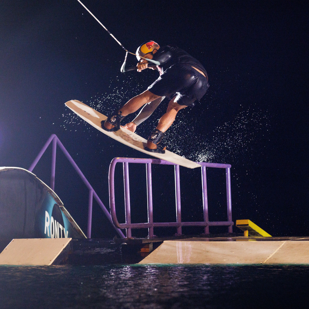 Ronix Pinpoint 147 cm ensemble de wakeboard avec chausses Kinetik 7