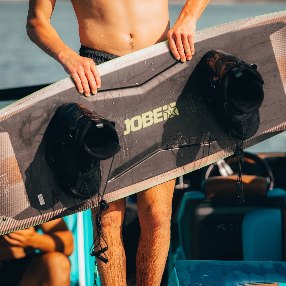 Jobe ensemble wakeboard Conflict 142cm & chausses Charge 3