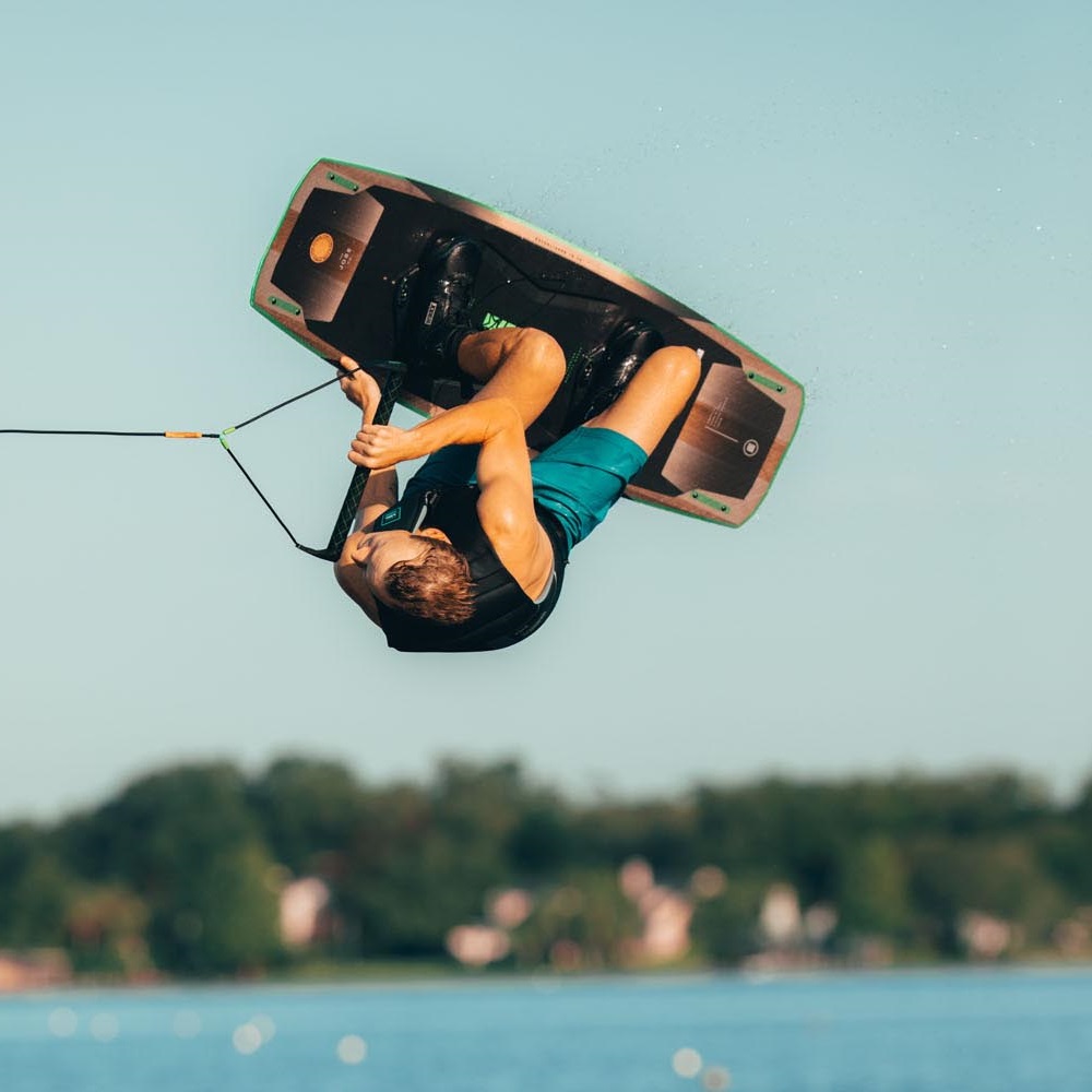 Jobe ensemble wakeboard Conflict 142cm & chausses Charge 4