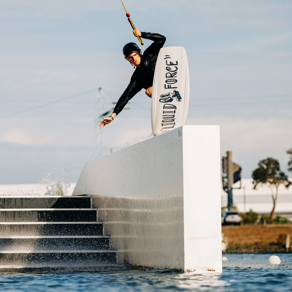 Liquid Force Ensemble de wakeboard Apex 134 cm avec Classic 6x fixations 12